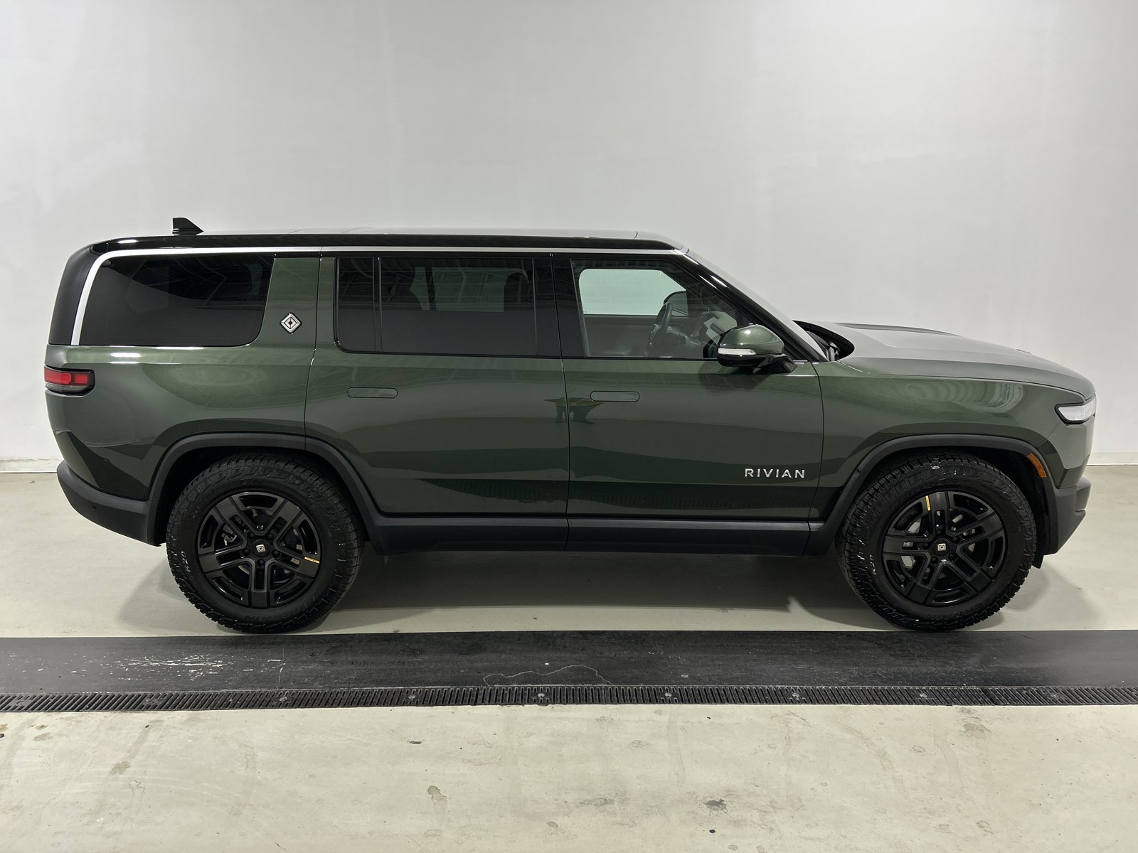 Used 2024 Rivian R1S Adventure AWD/4WD image 6