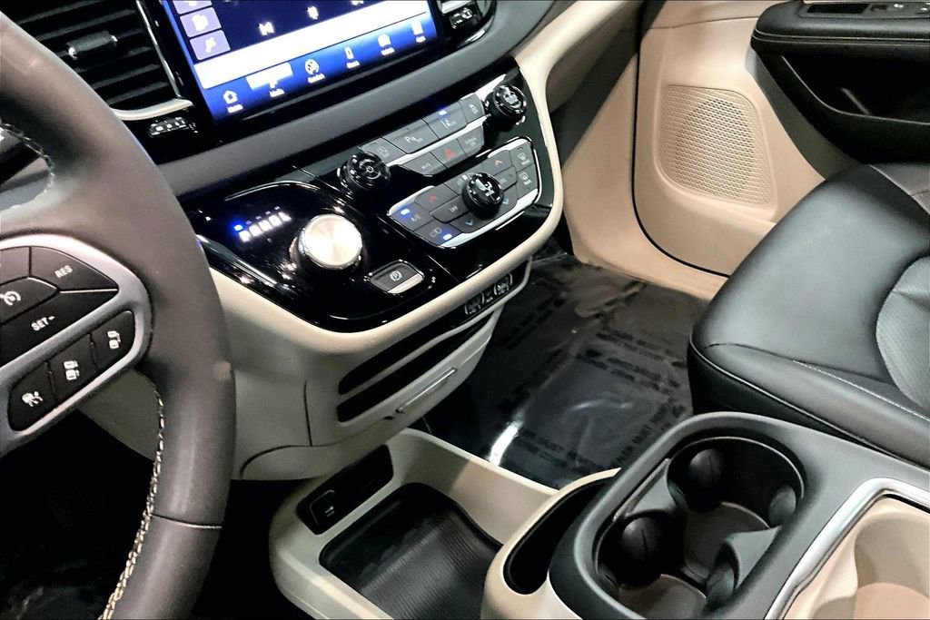 Used 2024 Chrysler Pacifica Touring-L image 18