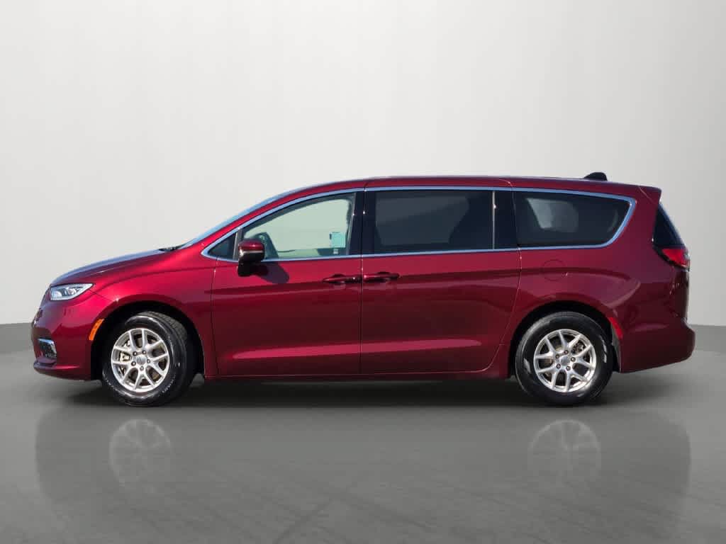 Used 2023 Chrysler Pacifica Touring-L FWD image 3