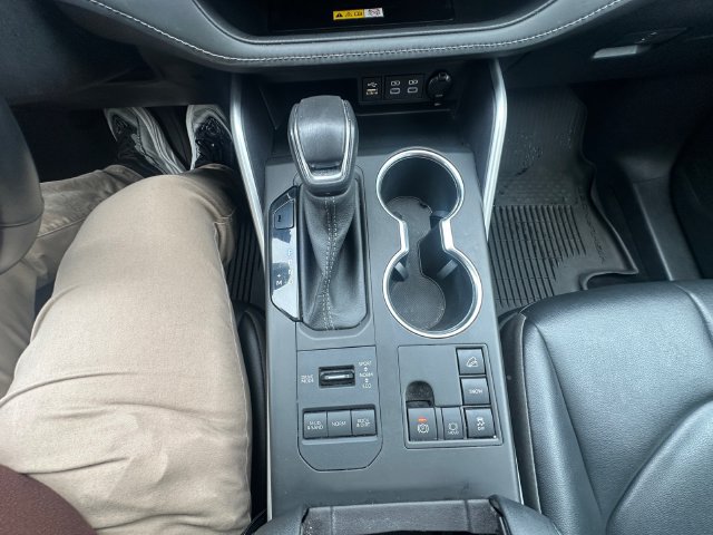 Used 2023 Toyota Highlander XLE AWD/4WD image 34