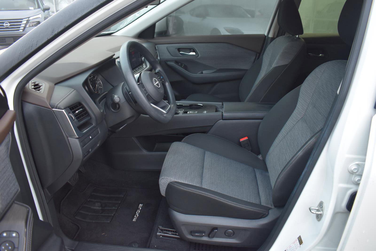 Used 2023 Nissan Rogue SV image 15