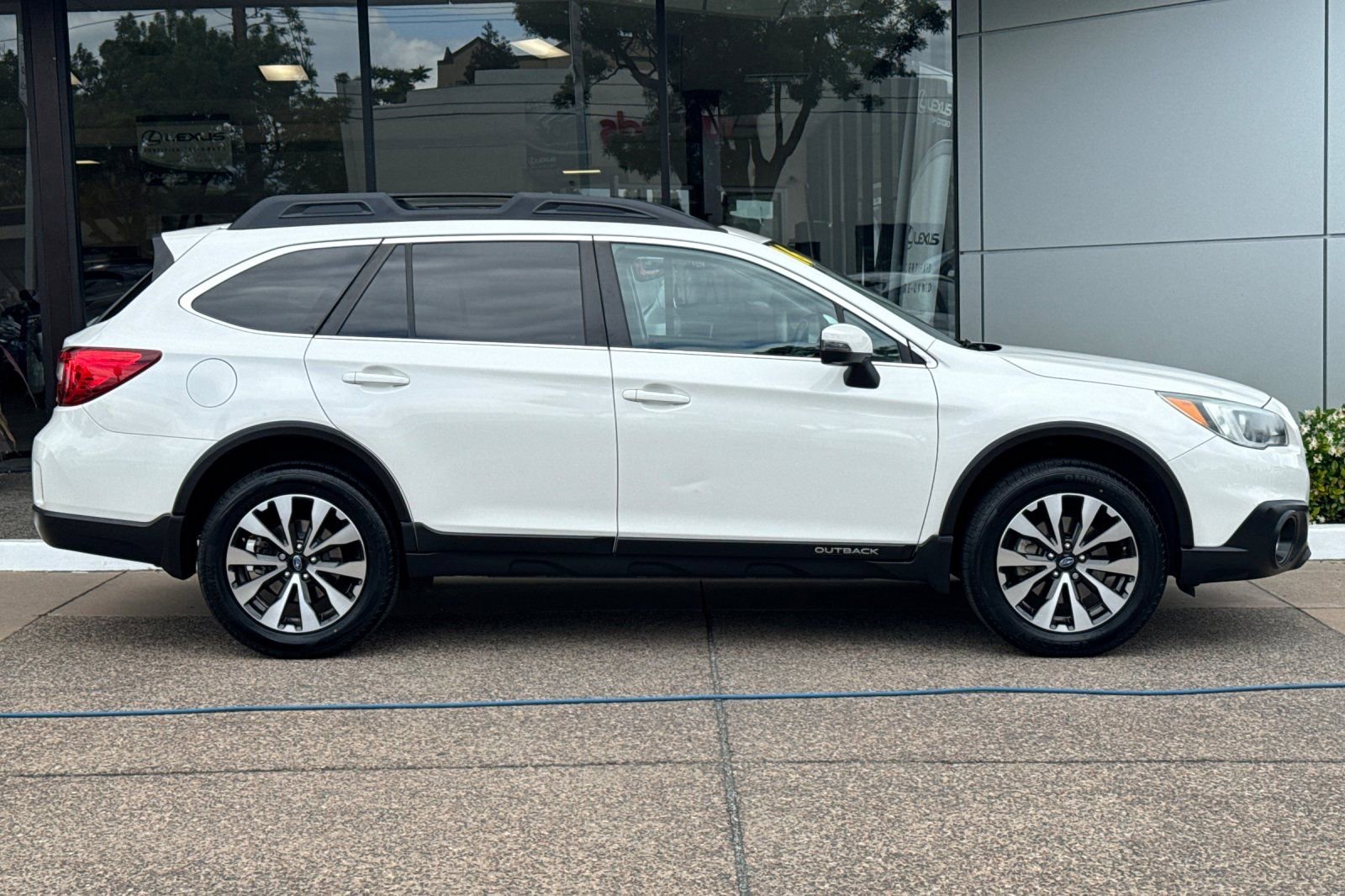 Used 2016 Subaru Outback 2.5i Limited AWD/4WD image 3