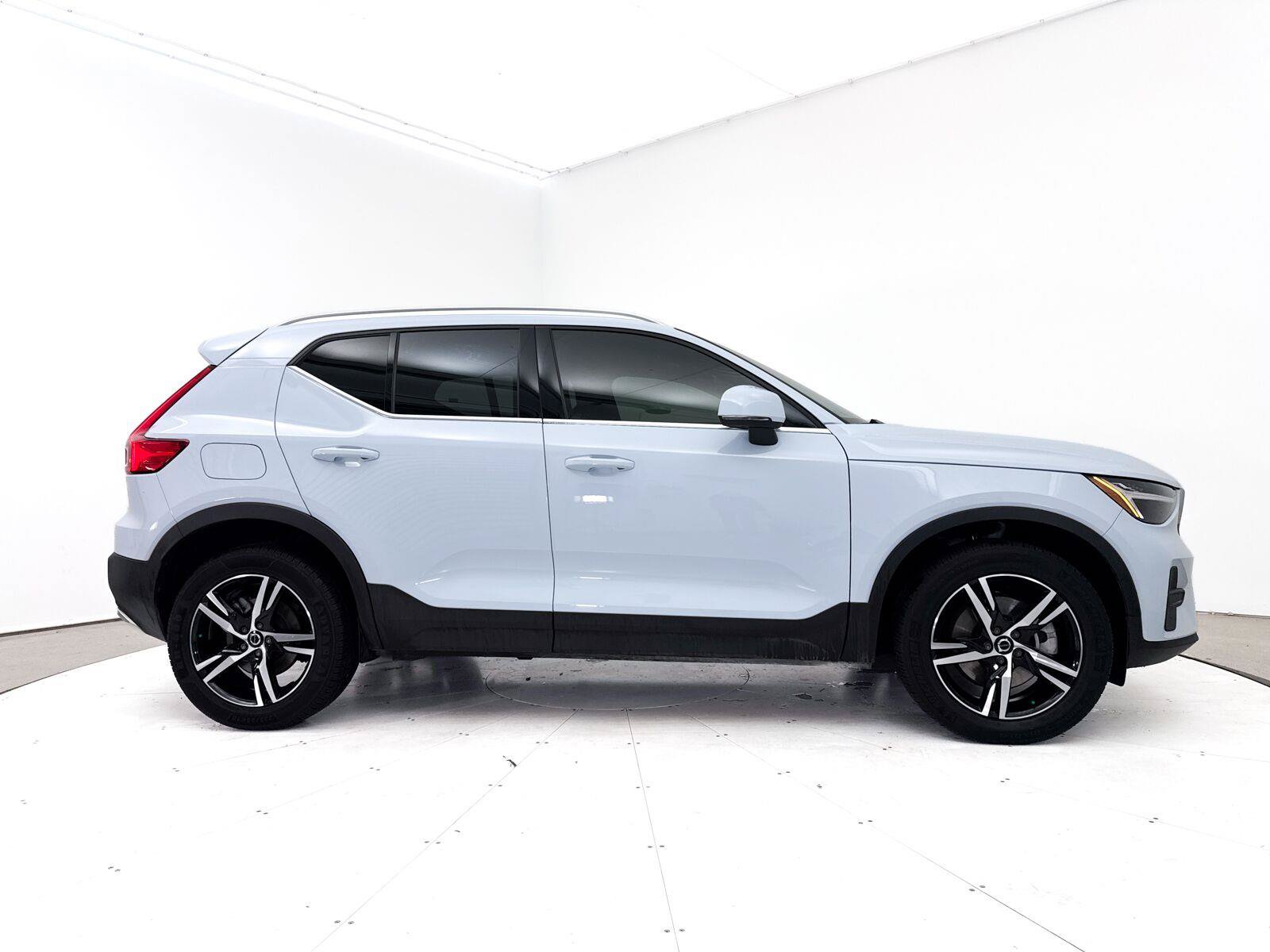 Used 2024 Volvo XC40 B5 Core AWD/4WD image 39