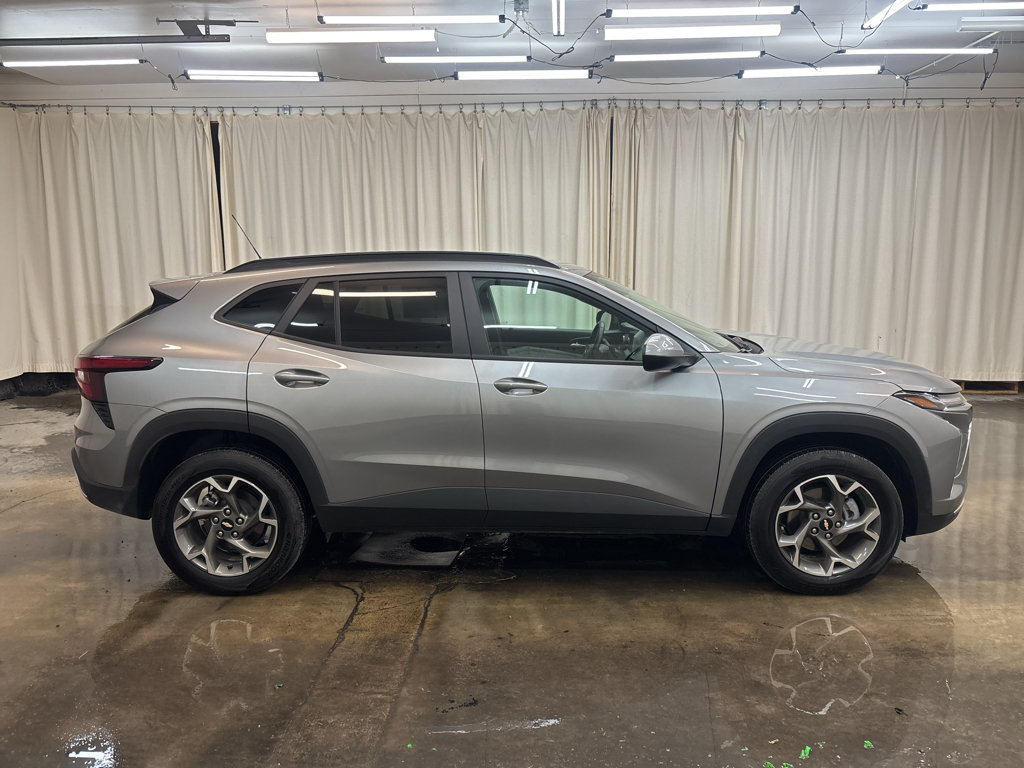 Used 2025 Chevrolet Trax LT w/ LT Convenience Package FWD image 4