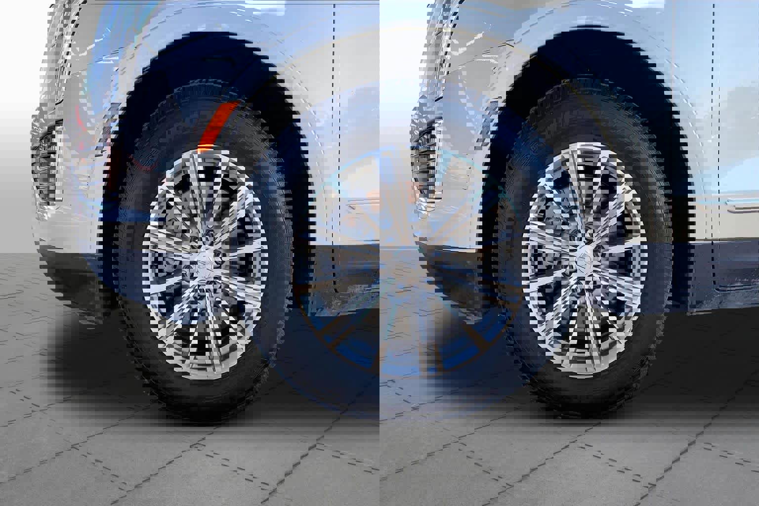 Used 2017 Cadillac XT5 Luxury w/ Driver Awareness Package FWD image 11