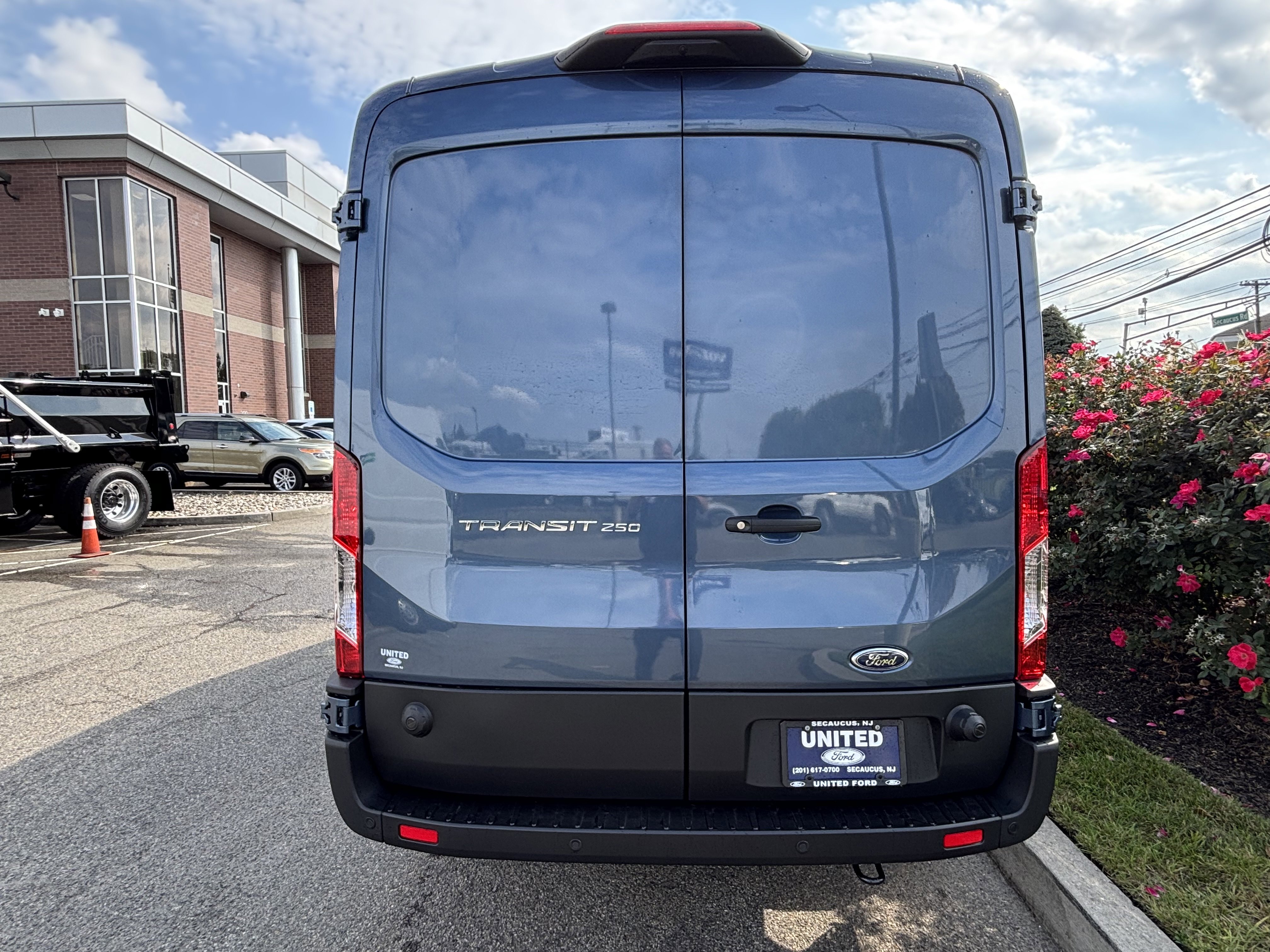 New 2025 Ford Transit 250 148 Medium Roof image 9