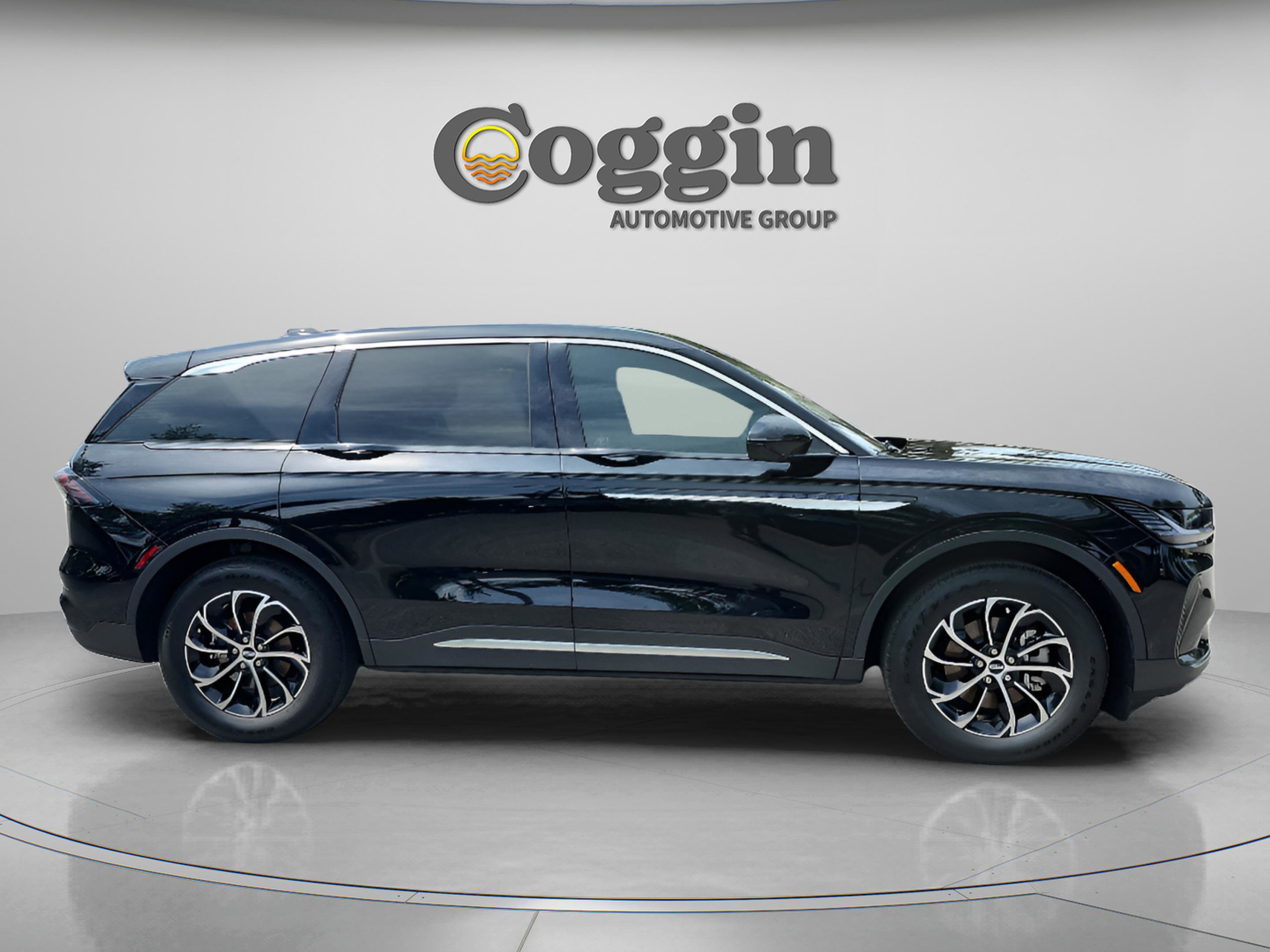 Used 2025 Lincoln Nautilus Premier AWD/4WD image 6