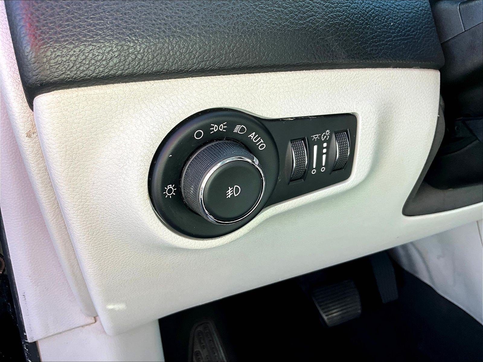 Used 2018 Jeep Compass Latitude w/ Popular Equipment Group FWD image 36