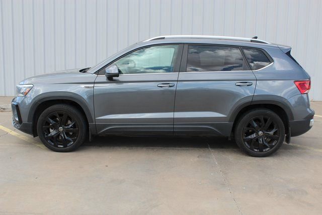 Used 2022 Volkswagen Taos SE w/ Panoramic Sunroof Package image 2