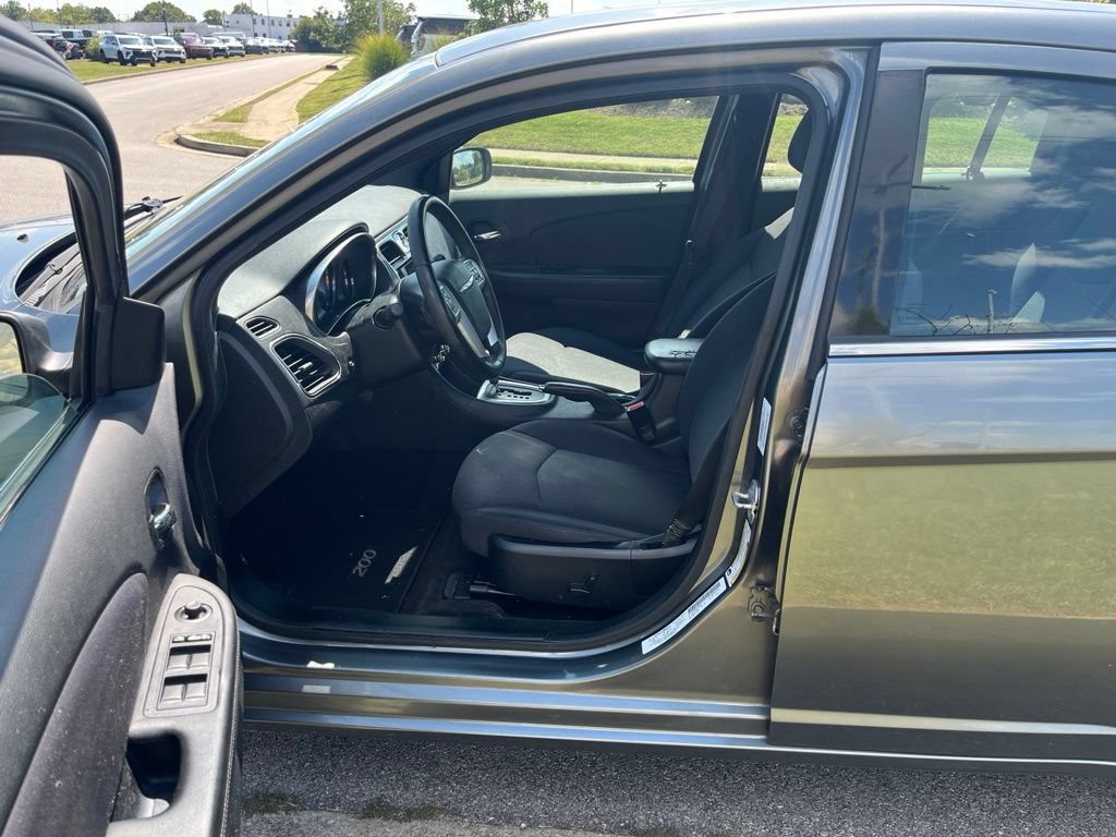 Used 2013 Chrysler 200 Touring FWD image 6