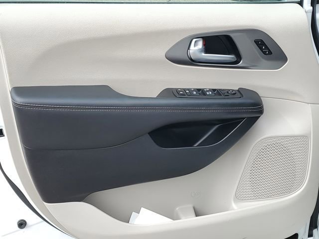 Used 2024 Chrysler Pacifica Touring-L image 23