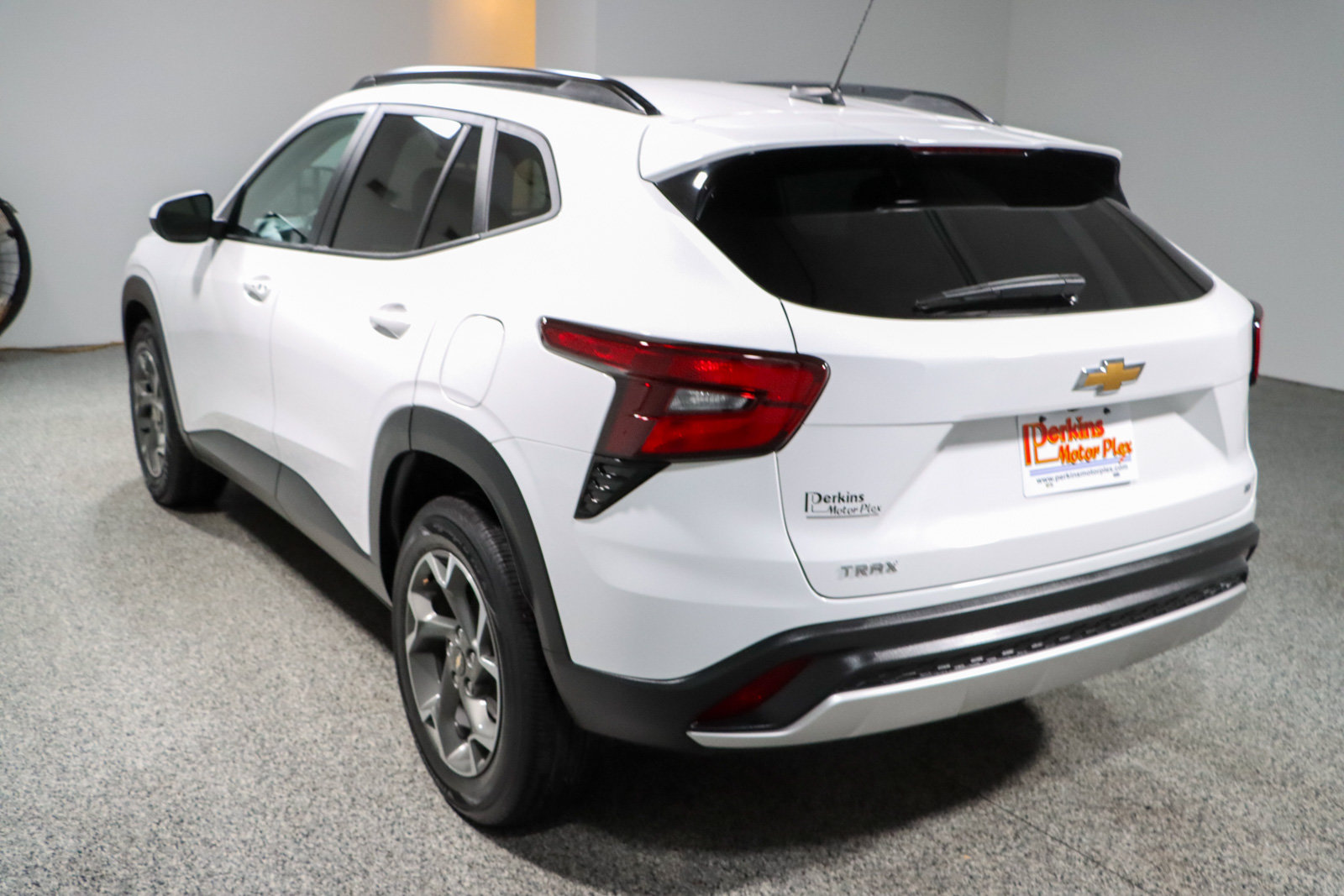 Used 2024 Chevrolet Trax LT w/ Sunroof Package FWD image 9