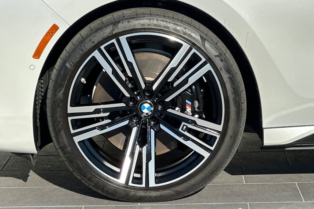 Used 2023 BMW 740i image 32