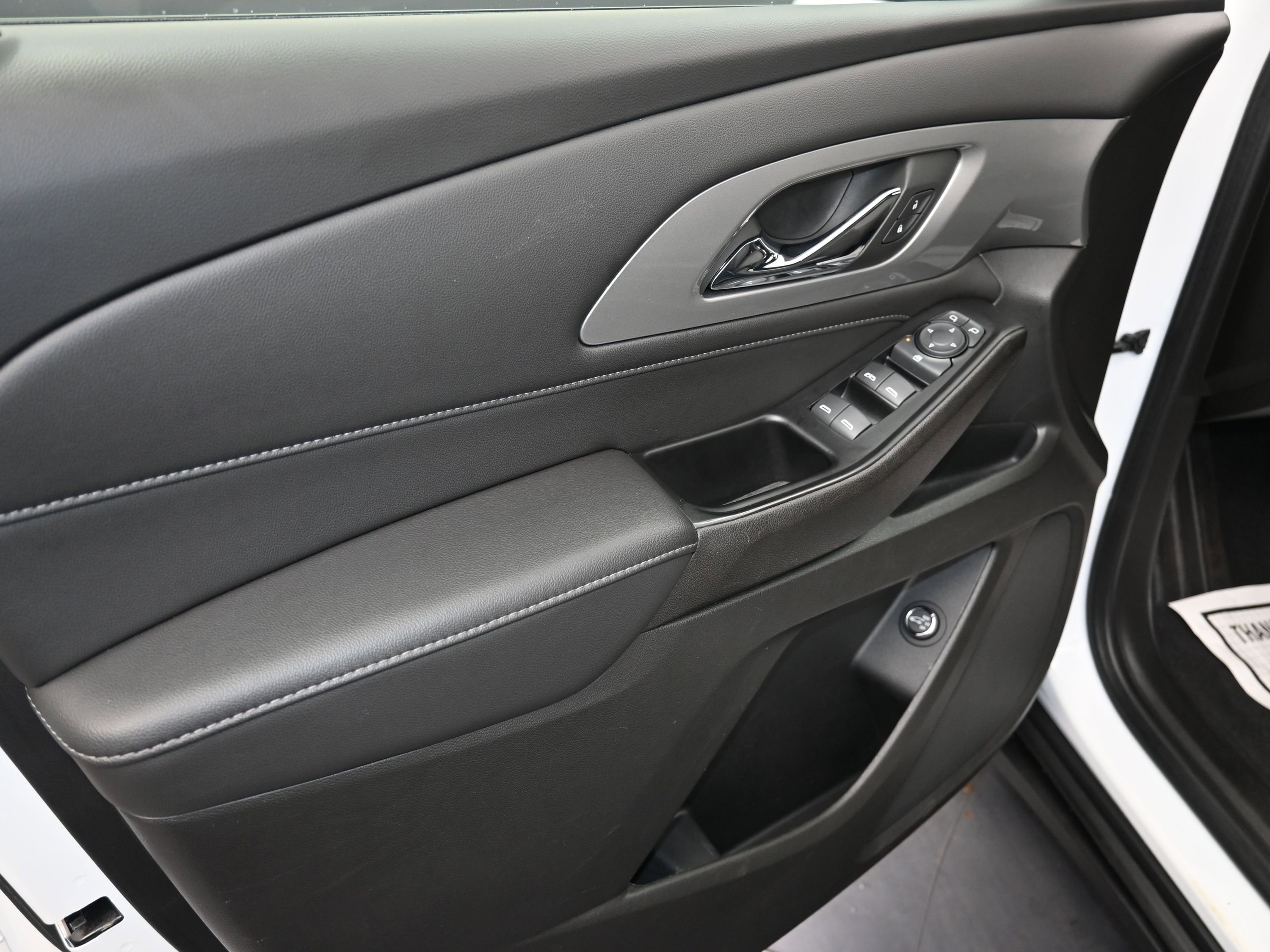 Used 2023 Chevrolet Traverse LT image 16