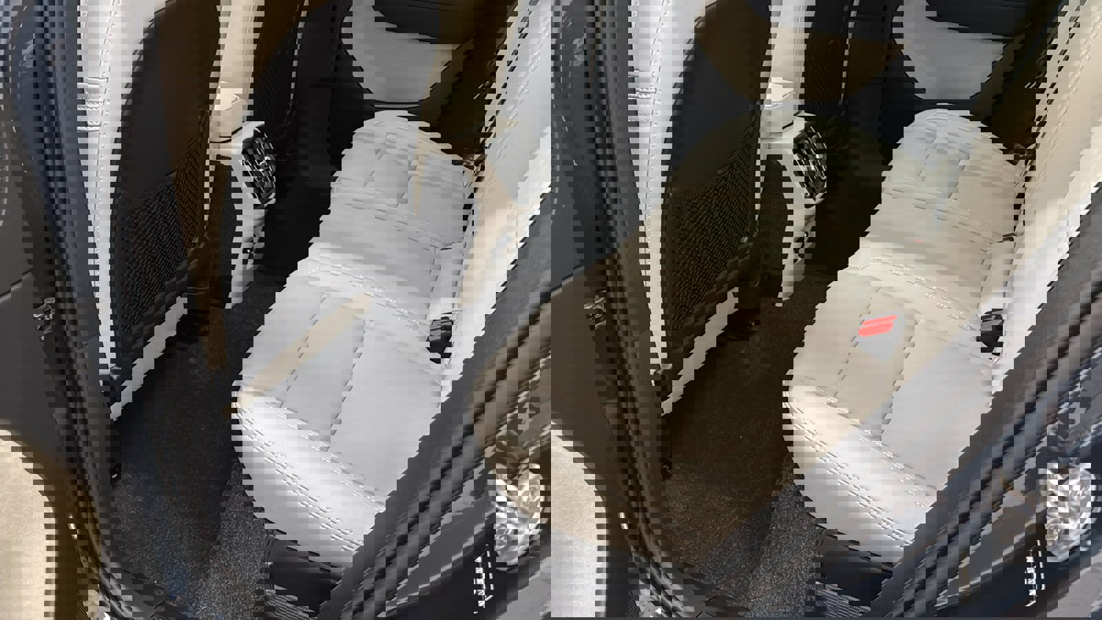 Used 2026 Volvo XC40 B4 Plus w/ Climate Package image 27