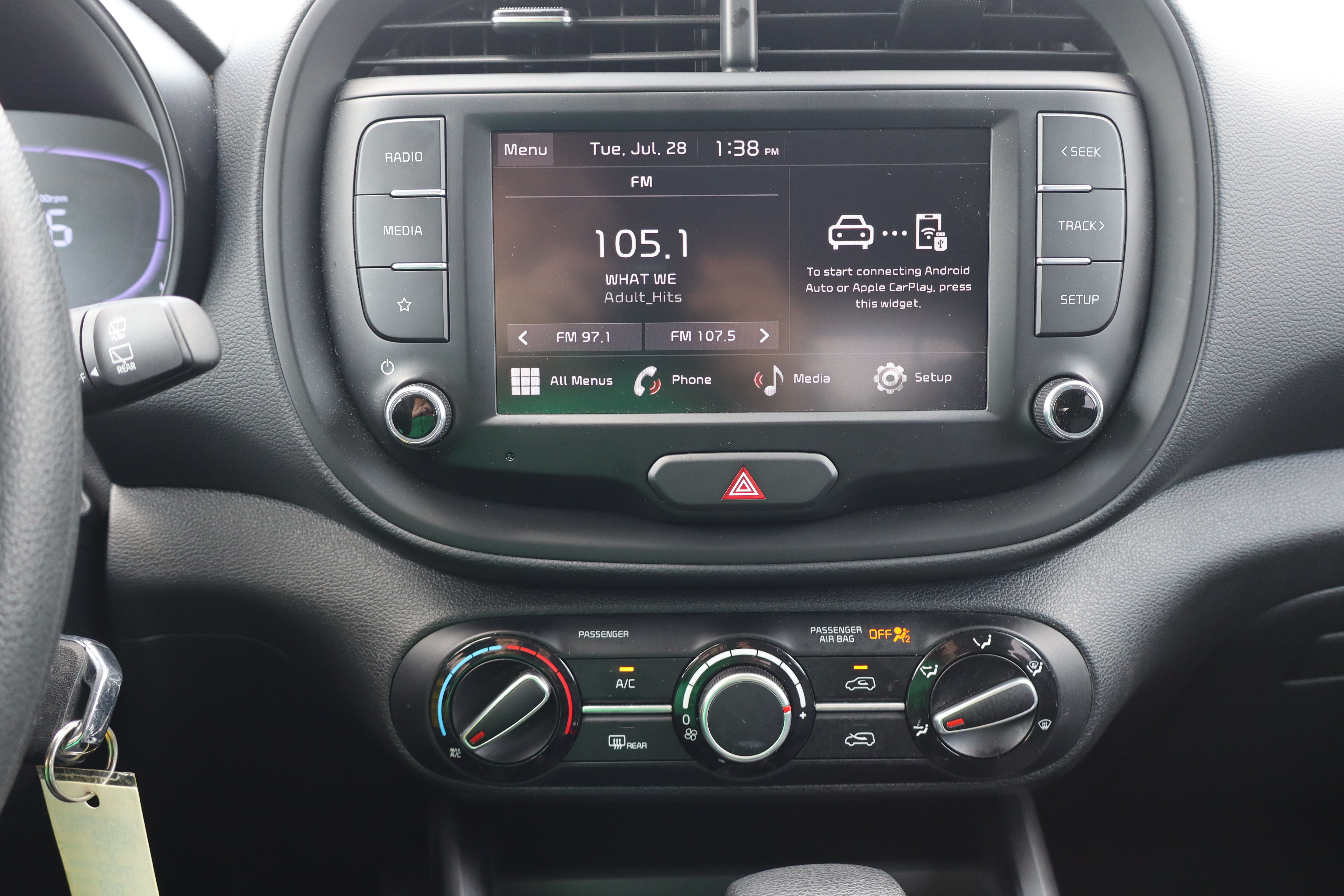 Used 2025 Kia Soul LX w/ LX Technology Package FWD image 17