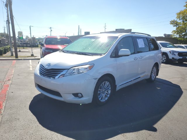 Used 2015 Toyota Sienna XLE w/ XLE Navigation Package FWD image 2