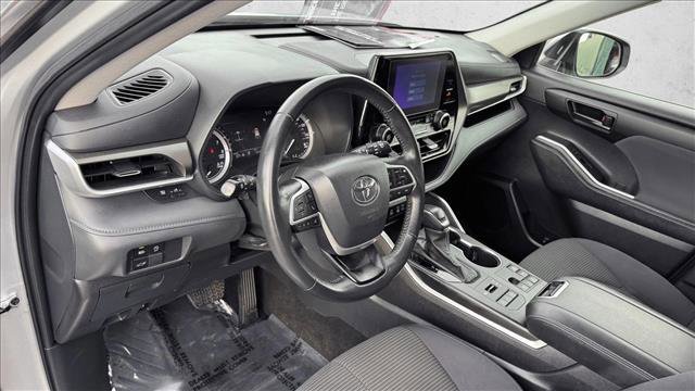 Used 2024 Toyota Highlander LE image 11