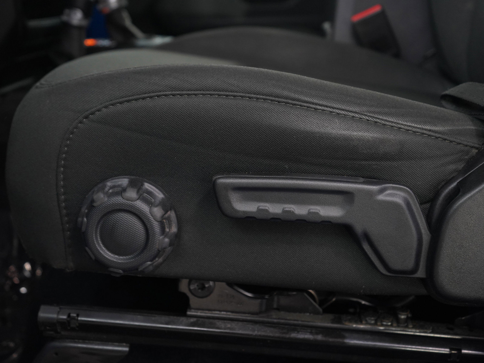 Used 2022 Jeep Wrangler Unlimited Sahara w/ Dual Top Group AWD/4WD image 27