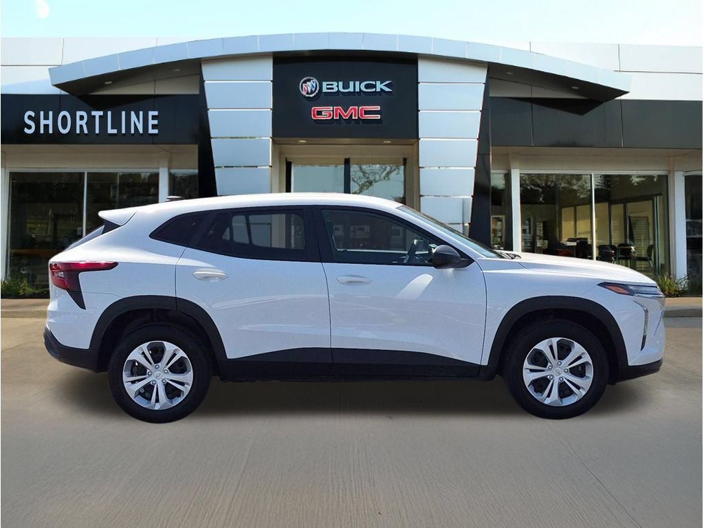 Used 2026 Chevrolet Trax LS FWD image 2
