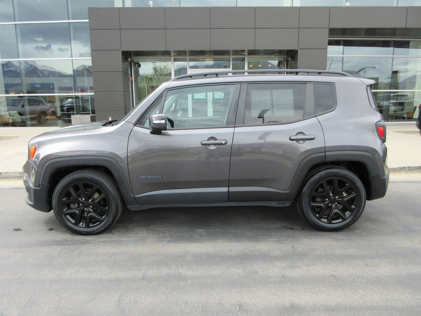 Used 2018 Jeep Renegade Altitude w/ UConnect 8.4 Nav Group FWD image 4