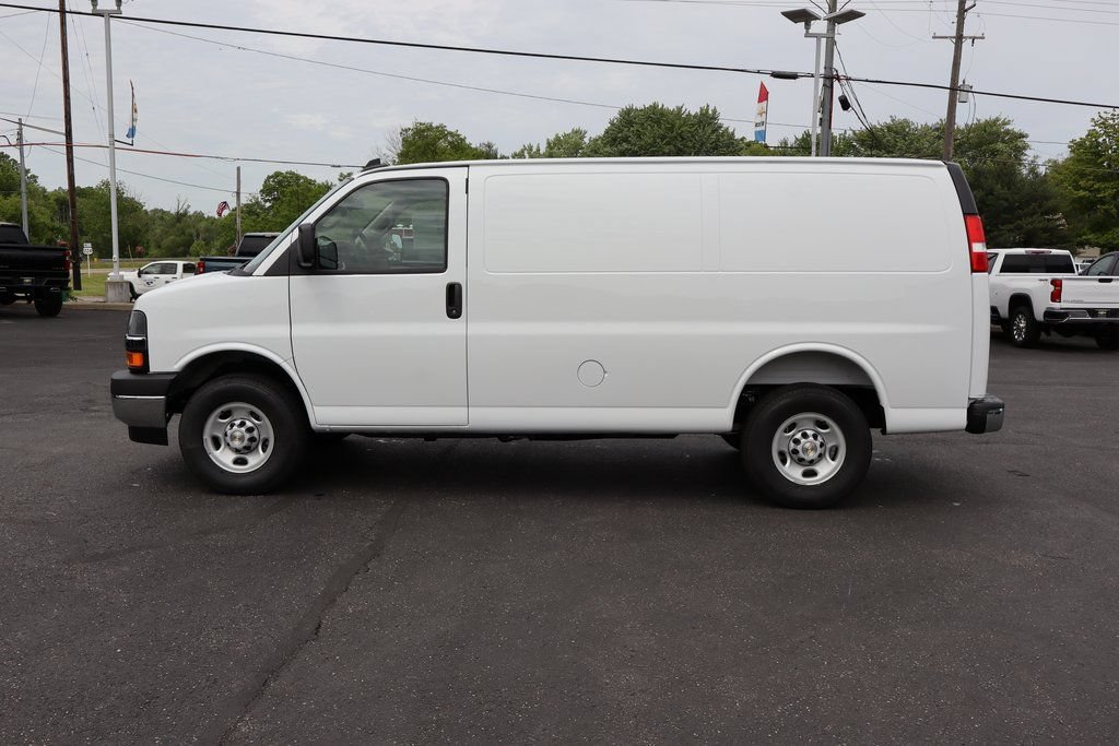 New 2025 Chevrolet Express 3500 w/ Chrome Appearance Package RWD image 19
