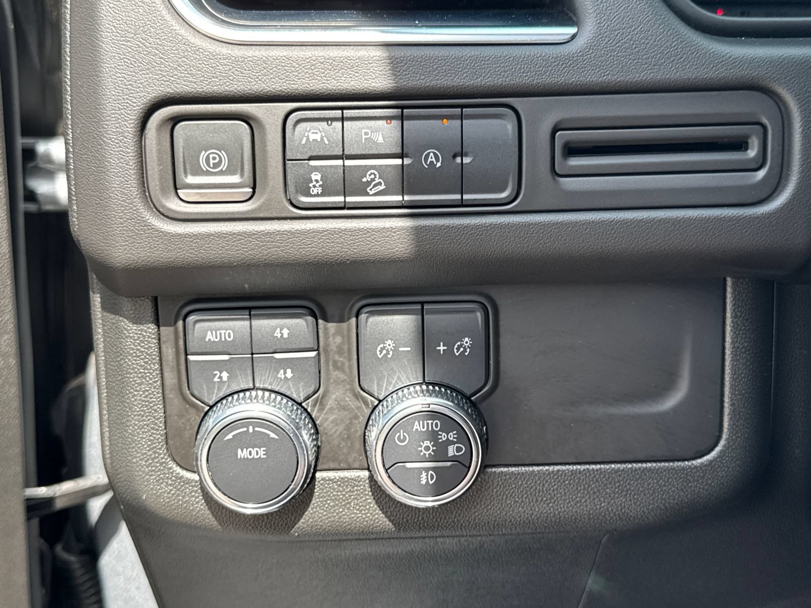 Used 2024 GMC Yukon AT4 AWD/4WD image 37