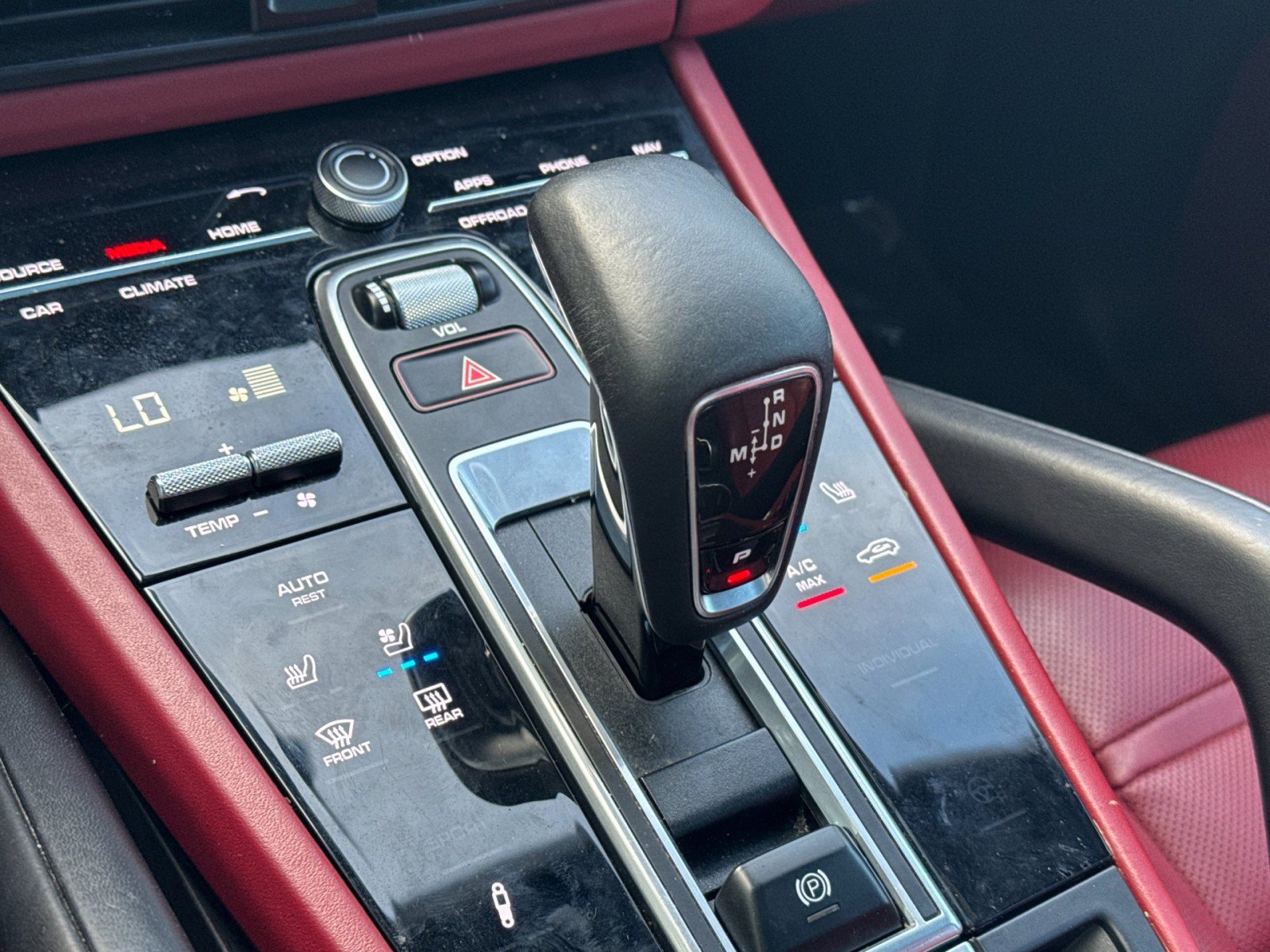 Used 2022 Porsche Cayenne Platinum Edition image 22