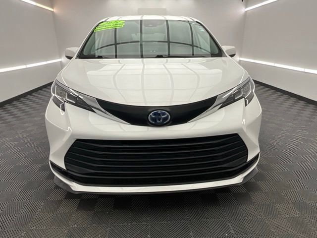 Used 2022 Toyota Sienna LE FWD image 2