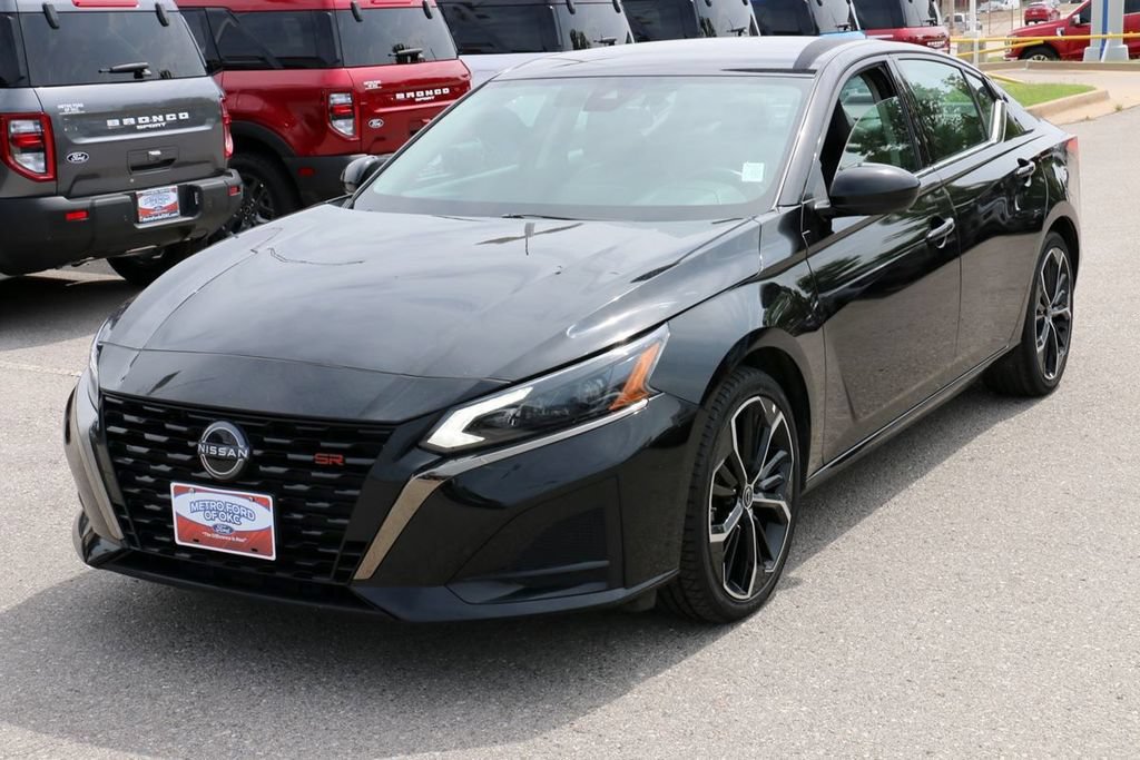Used 2024 Nissan Altima 2.5 SR FWD image 2
