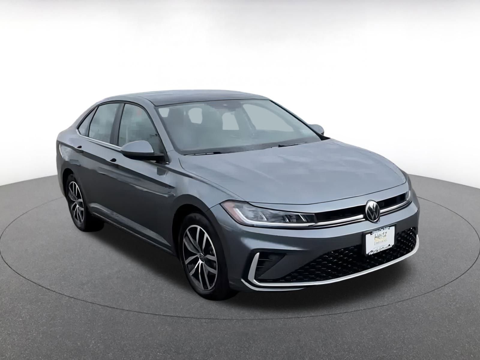 Used 2025 Volkswagen Jetta SE image 3