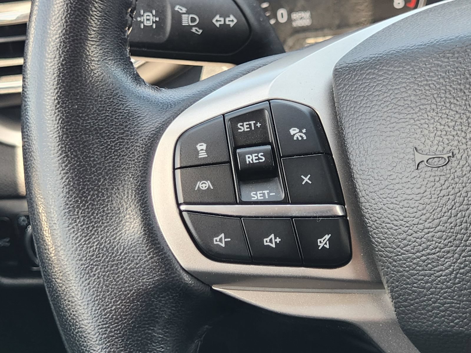 Used 2022 Ford Explorer XLT w/ Equipment Group 202A AWD/4WD image 31