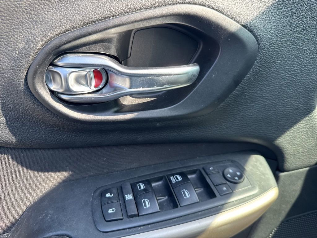 Used 2017 Jeep Cherokee Sport image 10