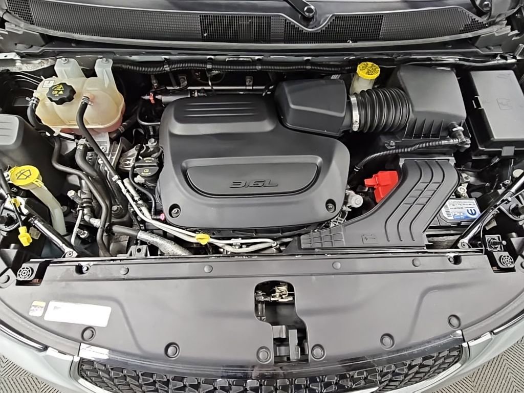 Used 2023 Chrysler Pacifica Touring-L image 40