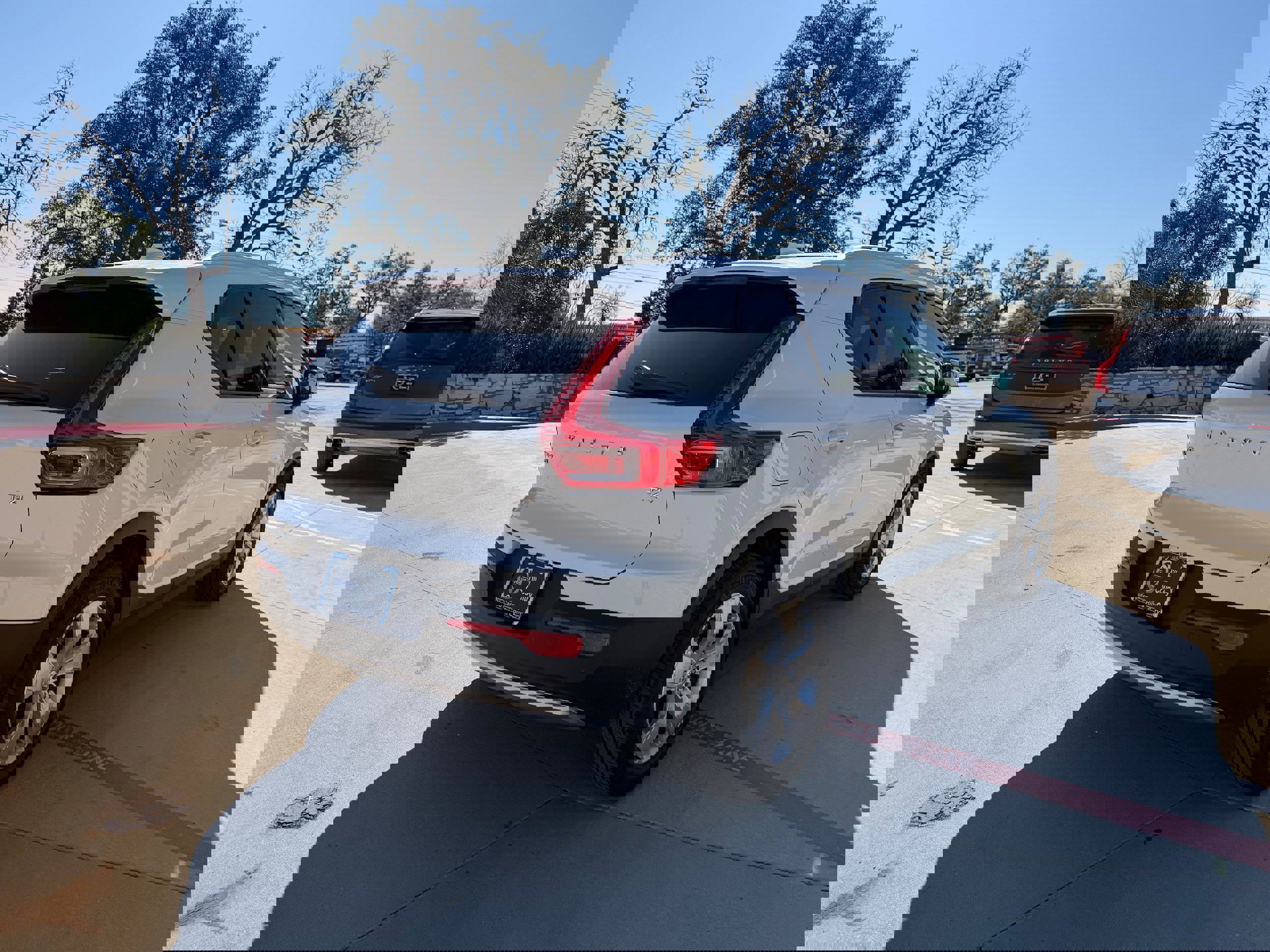 Used 2020 Volvo XC40 T4 Momentum image 6