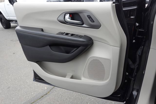 Used 2022 Chrysler Pacifica Touring-L image 22