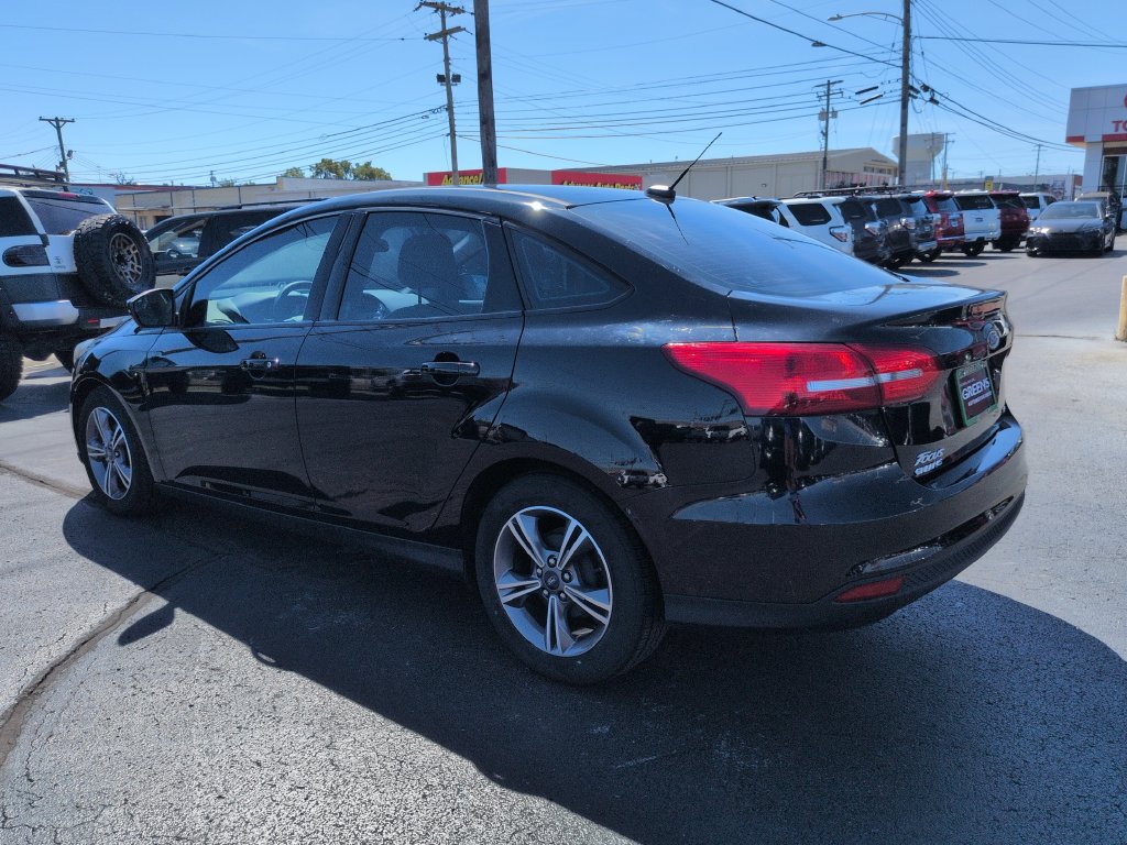 Used 2018 Ford Focus SE w/ SE Appearance Package FWD image 4