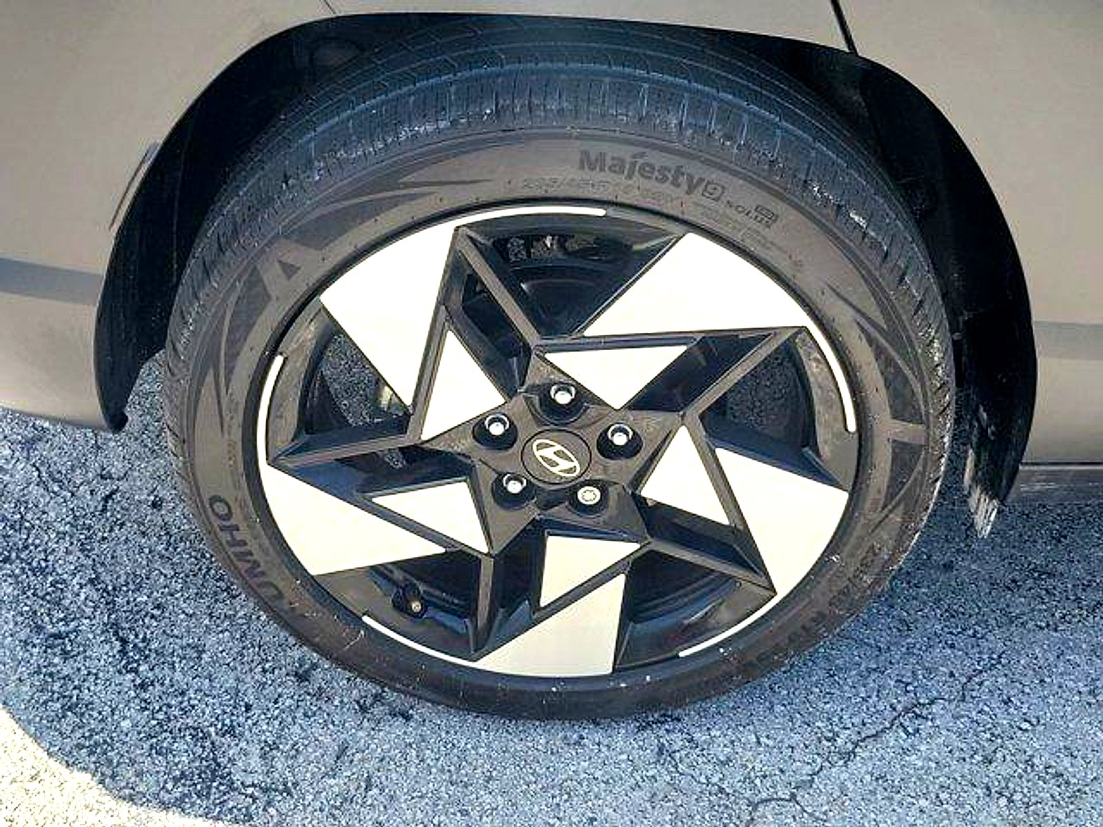 Used 2024 Hyundai Kona Limited FWD image 9