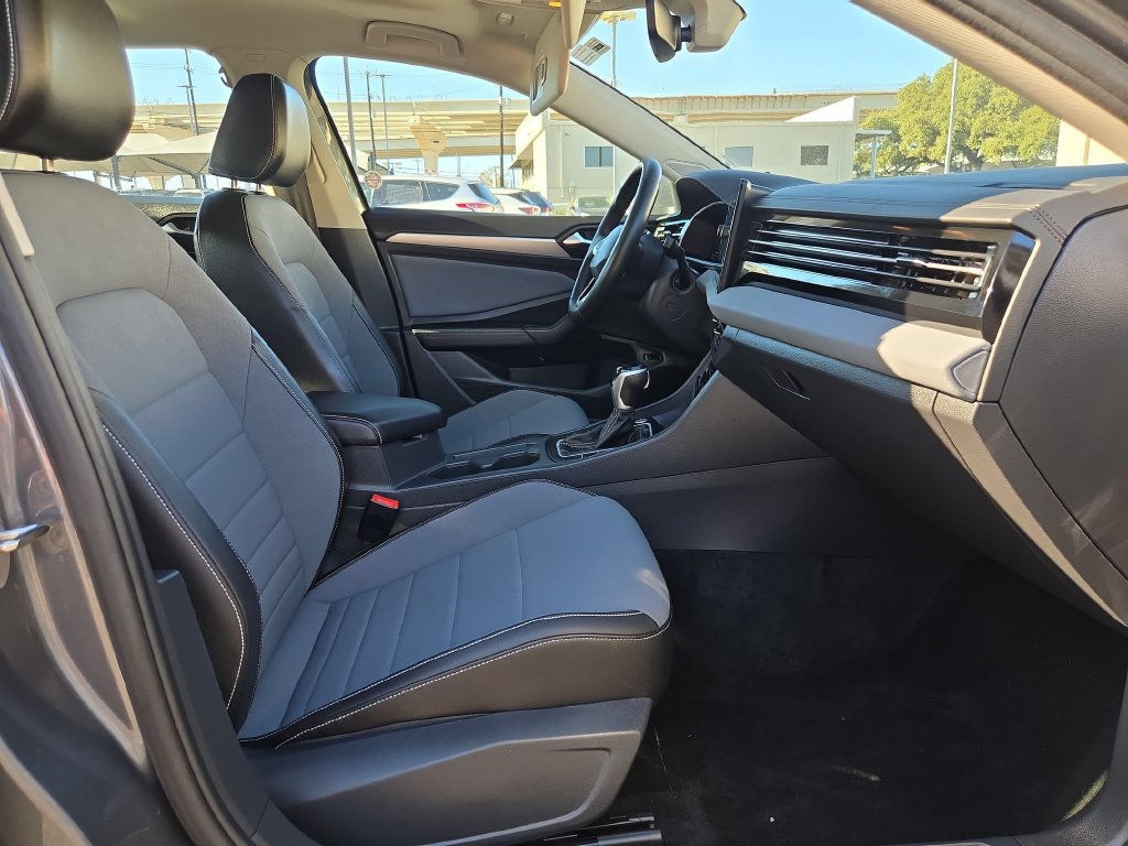 Used 2026 Volkswagen Jetta SE FWD image 32