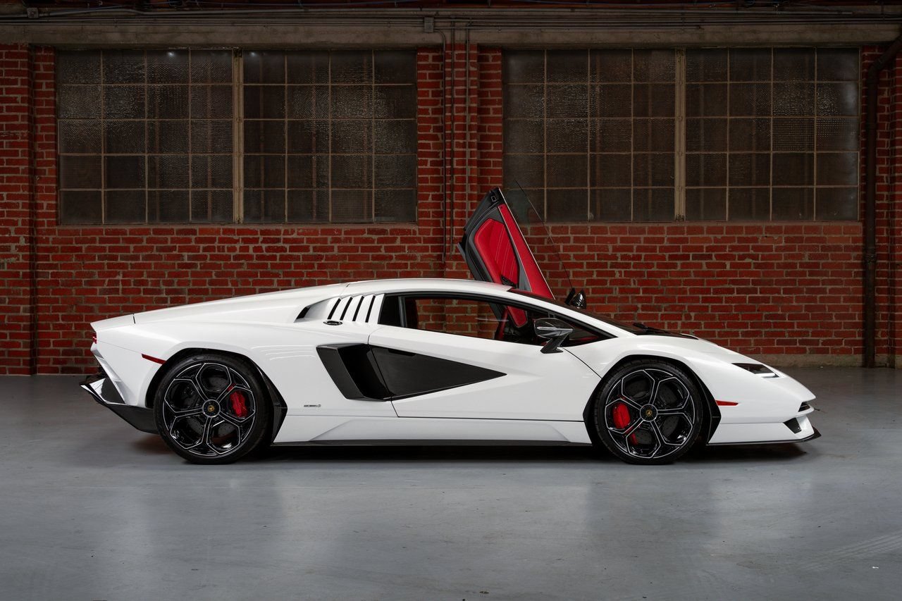 Used 2022 Lamborghini Aventador Countach AWD/4WD image 2