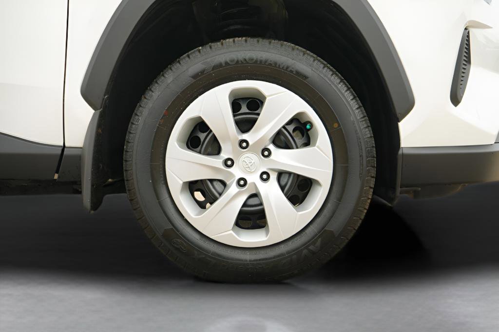Used 2021 Toyota RAV4 LE AWD/4WD image 9