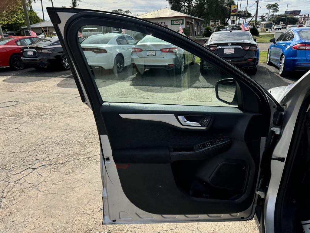 Used 2020 Ford Escape SE image 12