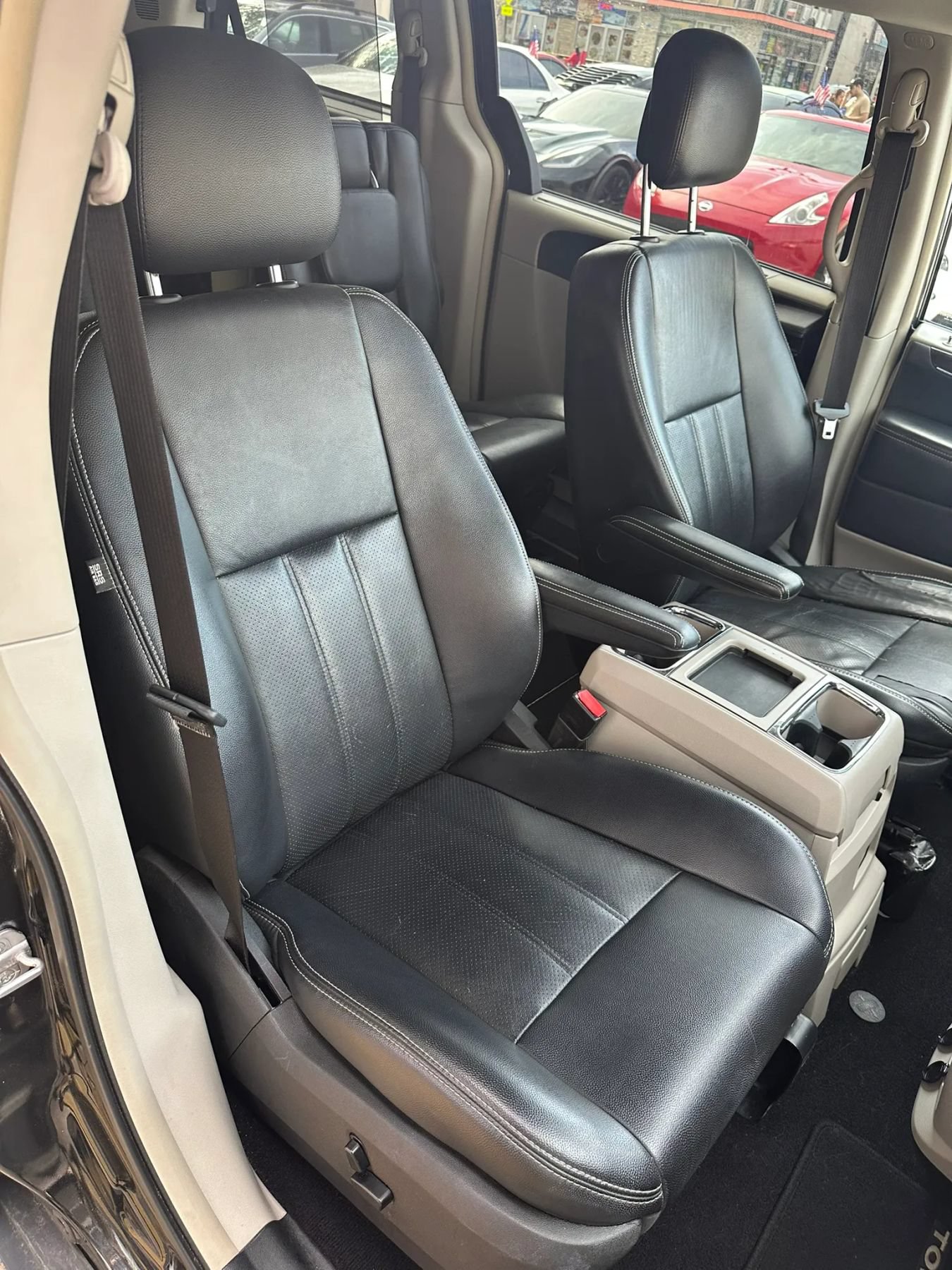 Used 2011 Chrysler Town & Country Touring-L w/ Driver Convenience Group FWD image 12