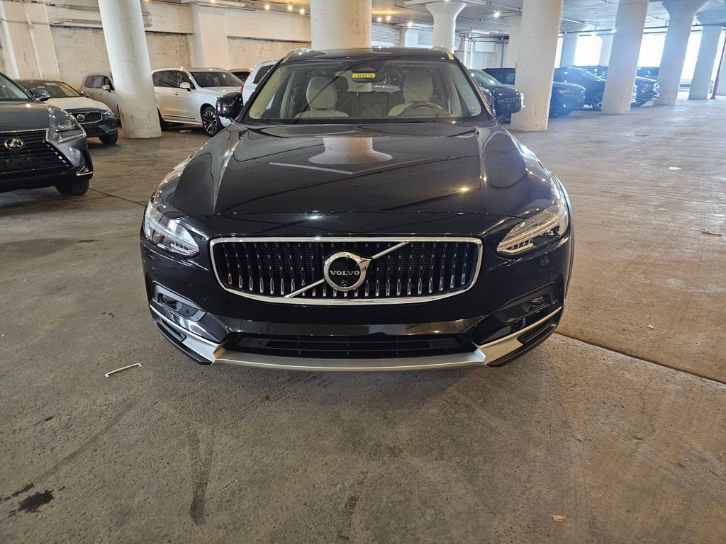 Certified 2025 Volvo V90 B6 Cross Country Plus AWD/4WD image 6