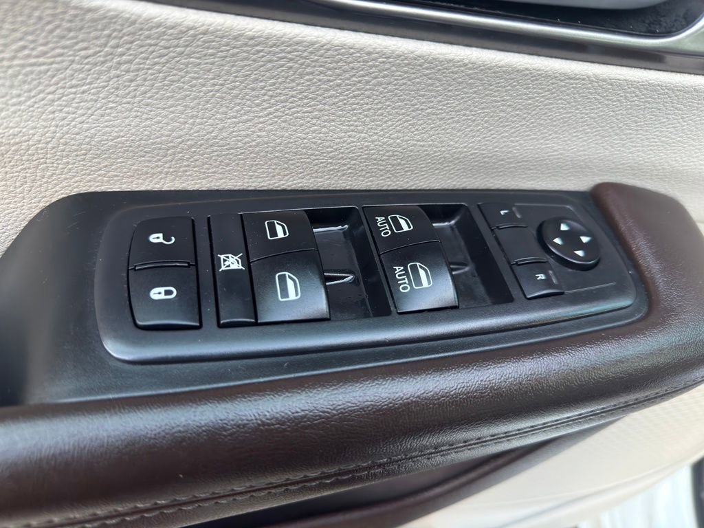 Used 2018 Chrysler Pacifica Touring-L FWD image 11