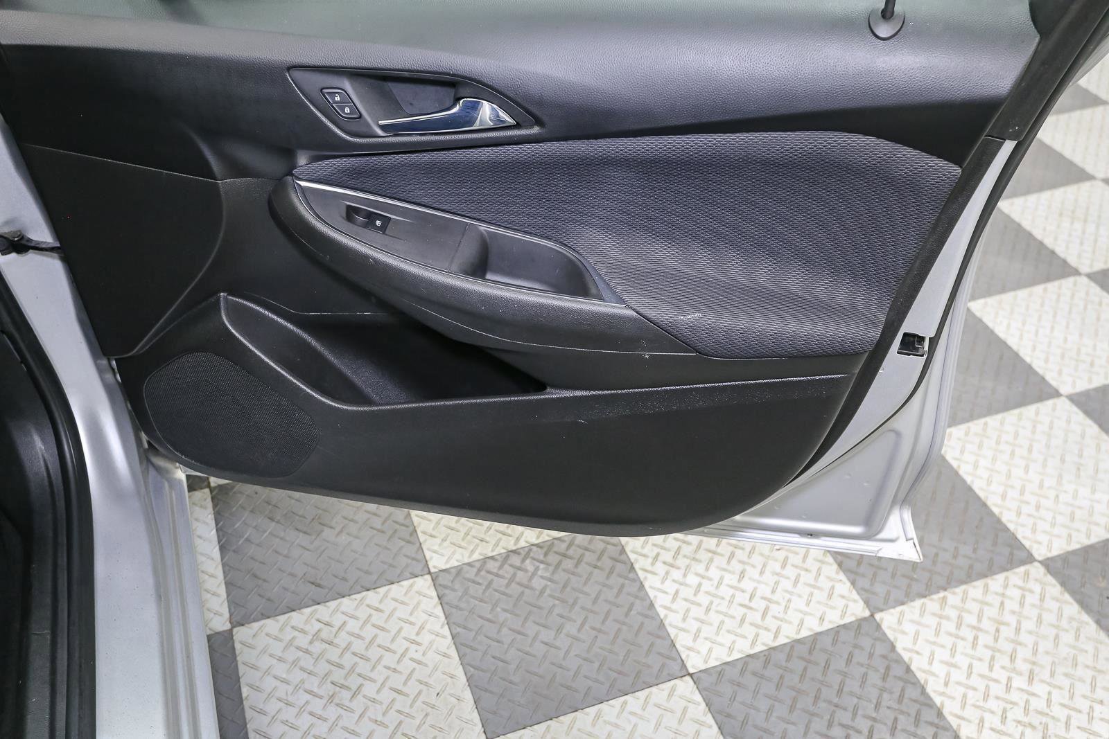 Used 2017 Chevrolet Cruze LT FWD image 19