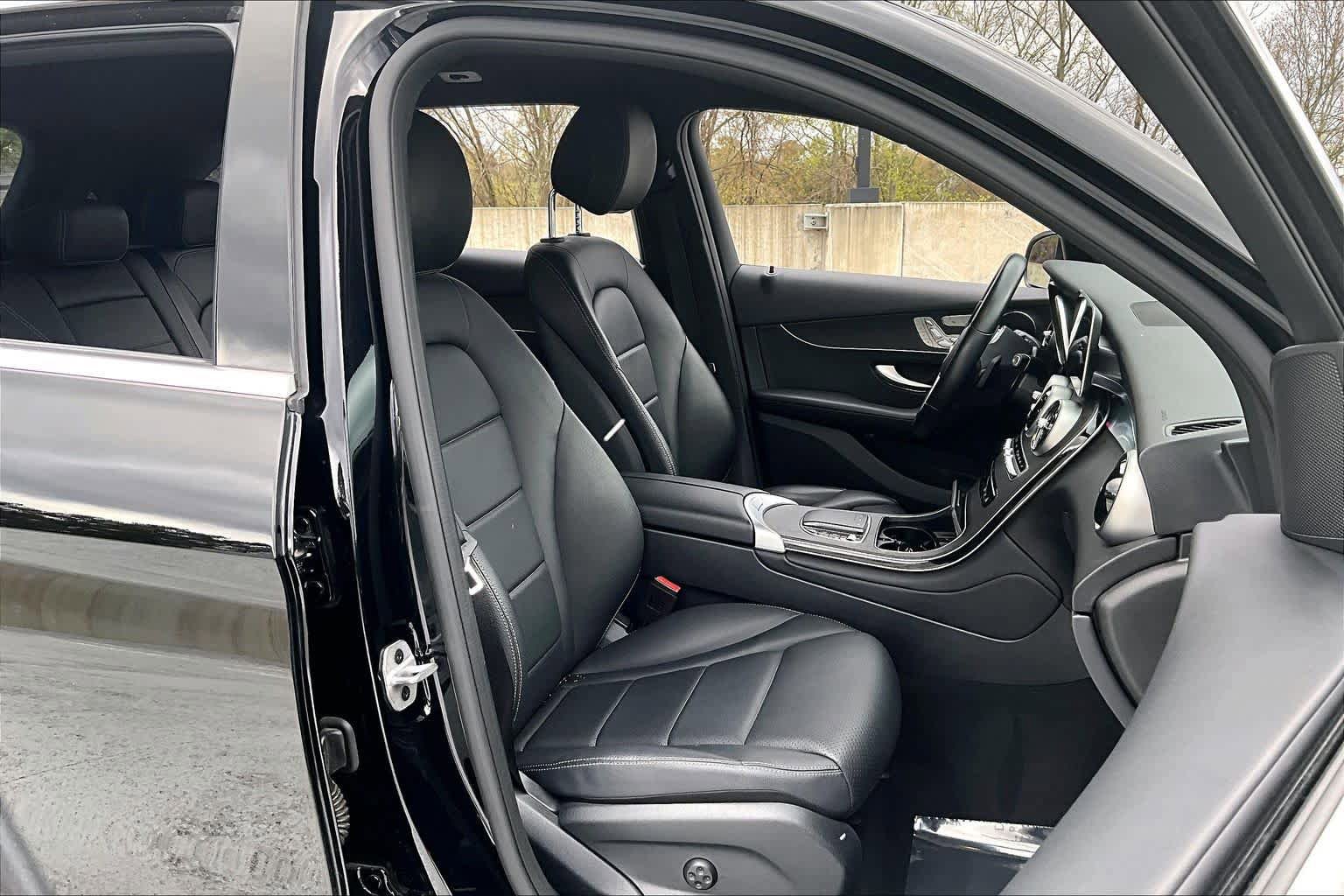 Used 2022 Mercedes-Benz GLC 300 4MATIC w/ Premium Package Lite image 9