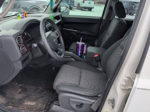 Used 2008 Jeep Commander Sport image 9