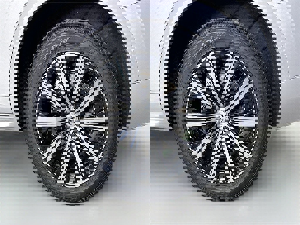 Certified 2025 Volvo XC90 B5 Core image 32