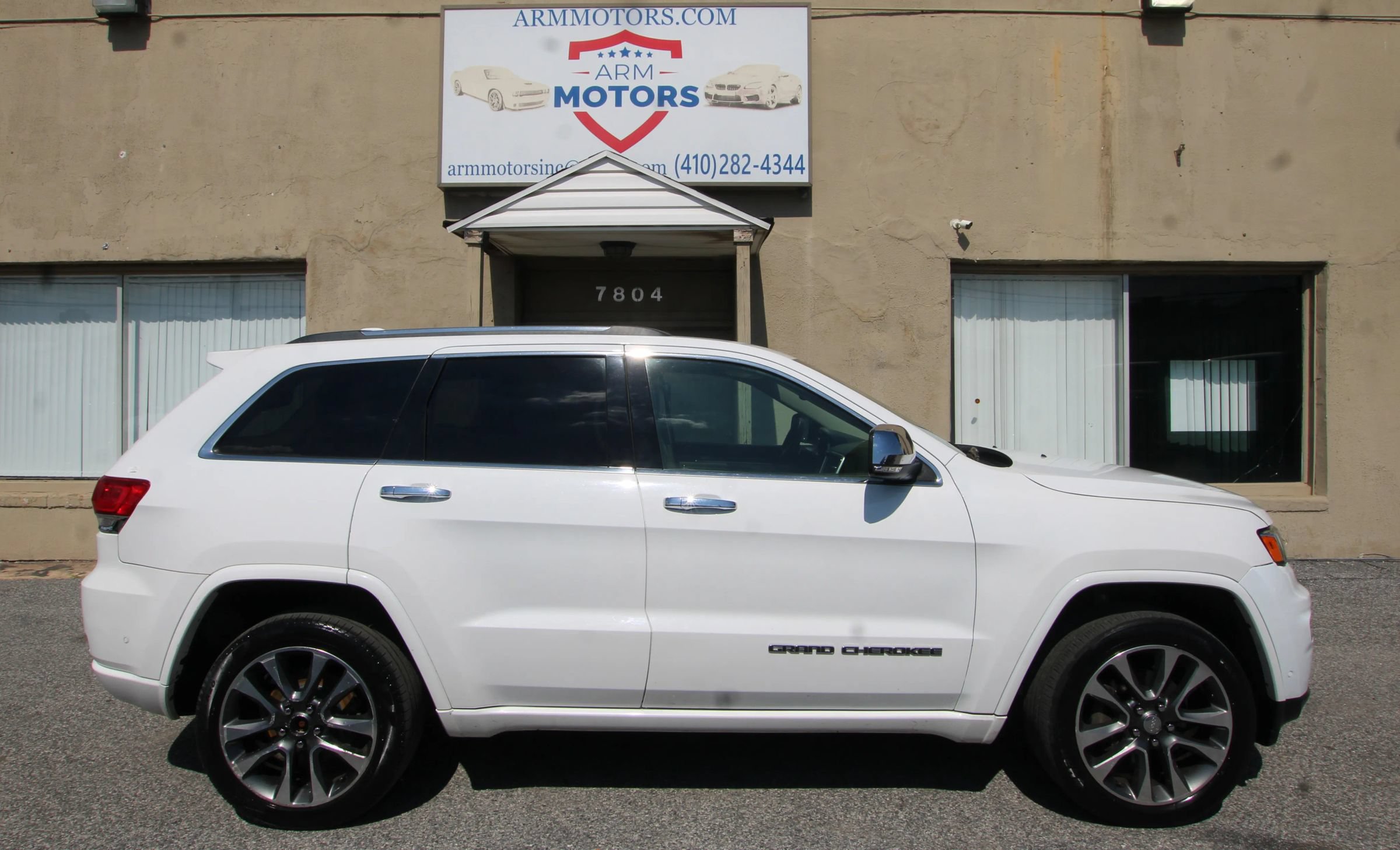 Used 2017 Jeep Grand Cherokee Overland w/ Jeep Active Safety Group AWD/4WD image 4